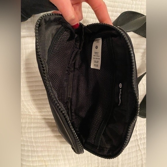 NWT Lululemon Everywhere Belt Bag 1L Black Waist Bag Crossbody - Picture 9 of 12